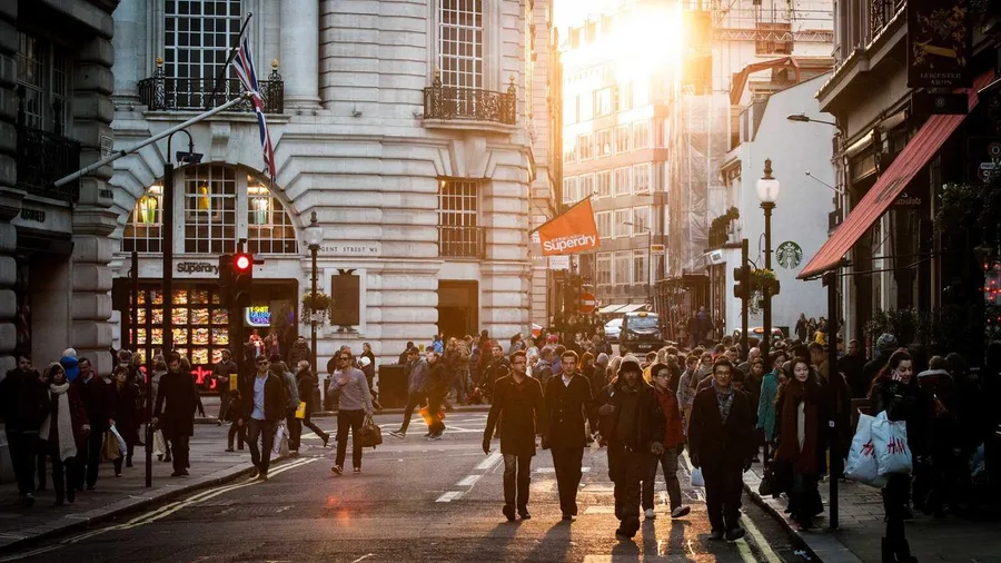 Cómo monetizar tus redes sociales en 2026: 6 estrategias reales más allá de la publicidad